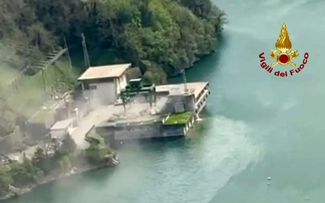 Imagem retirada de vídeo transmitido pelo Corpo de Bombeiros italiano em 9 de abril de 2024, de uma explosão na usina hidrelétrica Enel Green Power no Lago Suviana, perto de Bolonha, Itália