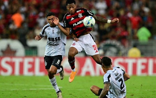 O meia do Central Córdoba Ivan Gomez (E), o meia equatoriano do Flamengo Gonzalo Plata e o zagueiro do Central Córdoba Lucas Abascia disputam a bola durante a partida da fase de grupos da Libertadores, em 9 de abril de 2025, no Rio de Janeiro. O meia do Central Córdoba Ivan Gomez (E), o meia equatoriano do Flamengo Gonzalo Plata e o zagueiro do Central Córdoba Lucas Abascia disputam a bola durante a partida da fase de grupos da Libertadores, em 9 de abril de 2025, no Rio de Janeiro.