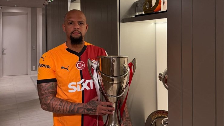 Polêmico: Felipe Melo defende organizada que cobrou elenco em CT