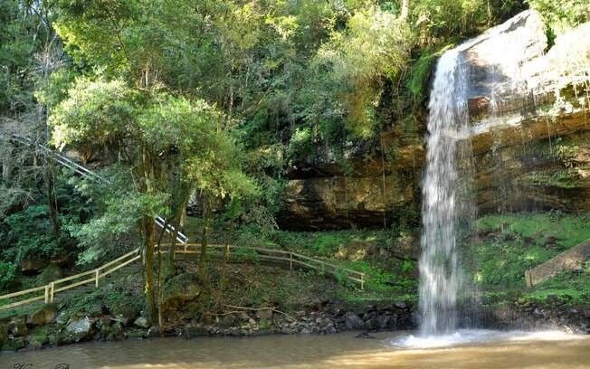 O Parque da Gruta é um dos lugares mais bonitos de Flores da Cunha, com uma cachoeira que chama a atenção