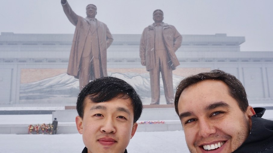 Mike no Grande Monumento da Colina Mansu, o principal ícone de Pyongyang