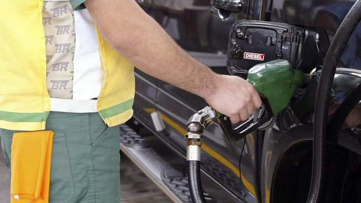 Governo anuncia fim de subsídio de R$ 0,35 por litro de diesel