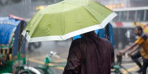 ZCAS e frente fria colocam quatro regiões em alerta de temporais