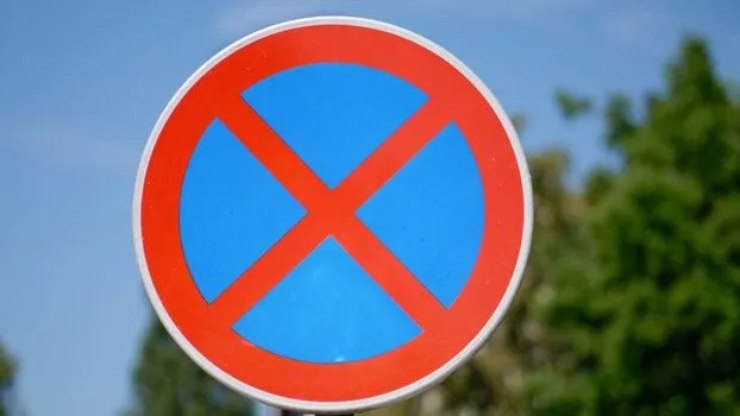 Placa%20circular%20azul%20com%20um%20%22X%22%20vermelho%3A%20saiba%20o%20que%20significa