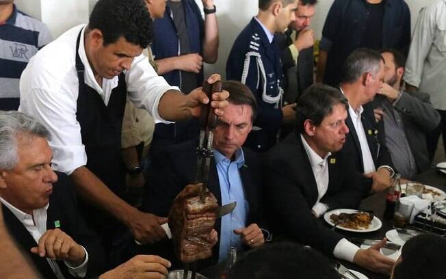 O presidente Jair Bolsonaro almoça com caminhoneiros na beira da estrada, em Anápolis 