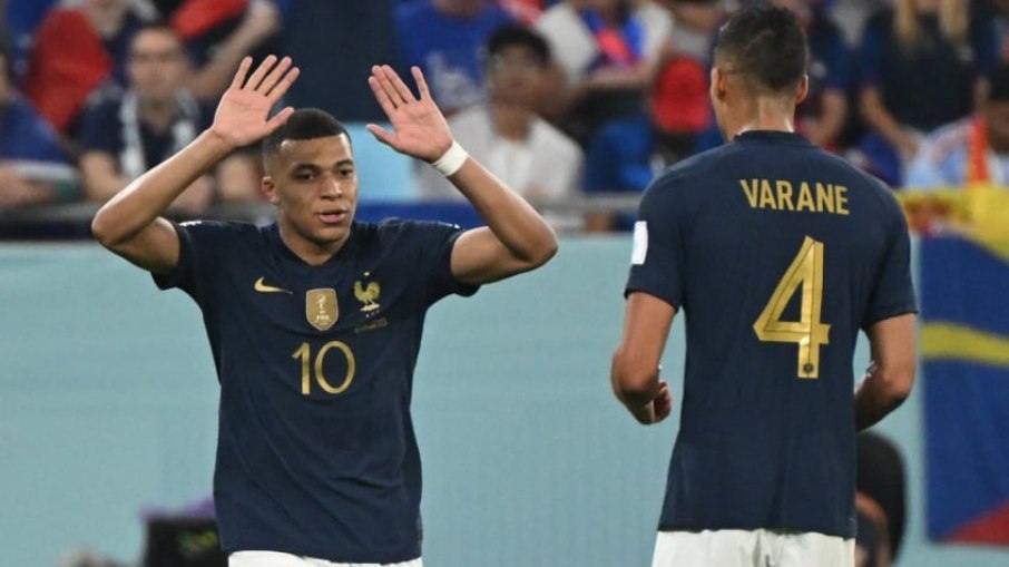 Varane se rende a Mbappé após vitória da França: 'O talento sempre faz a diferença'