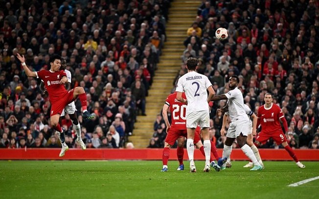 Momento do gol marcado por Wataru Endo (E), o segundo do Liverpool na vitória por 5 a 1 sobre o Toulouse - Foto: Oli Scarff/Getty Images