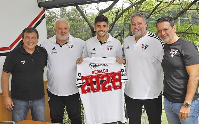 Beraldo, ao lado de dirigentes do São Paulo Beraldo, ao lado de dirigentes do São Paulo