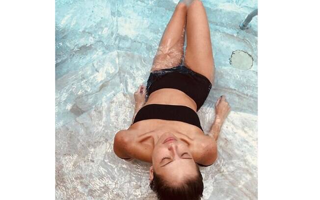 Agatha Moreira exibe boa forma ao compartilhar clique em que aparece dentro de uma piscina no Rio de Janeiro 