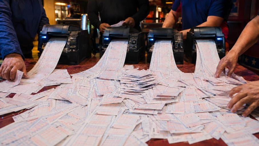 Rook TX gastou US$ 26 milhões para cobrir quase 25,8 milhões de combinações da Lotto Texas, cravou o prêmio e resgatou US$ 57,8 milhões Rook TX gastou US$ 26 milhões para cobrir quase 25,8 milhões de combinações da Lotto Texas, cravou o prêmio e resgatou US$ 57,8 milhões