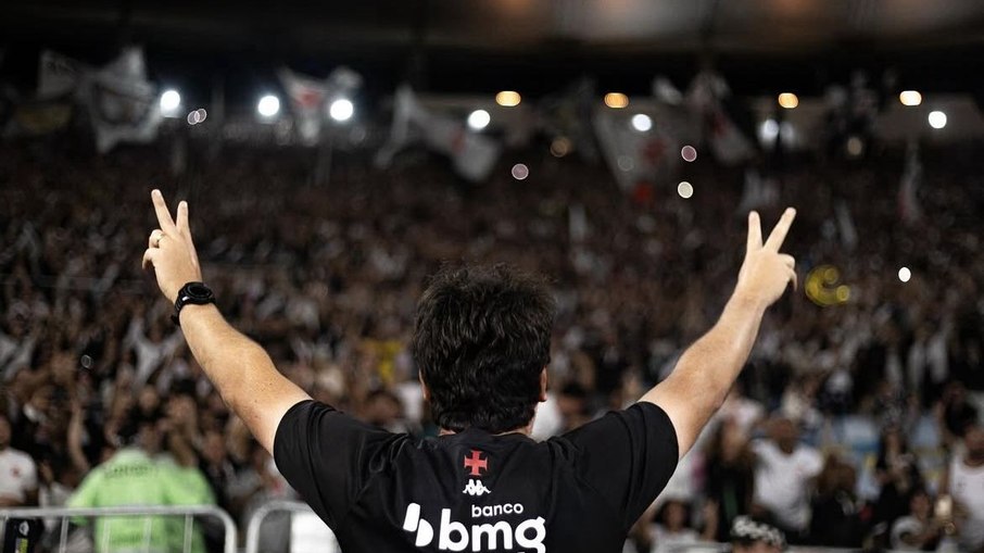 Fernando Diniz comemora vitória com a torcida