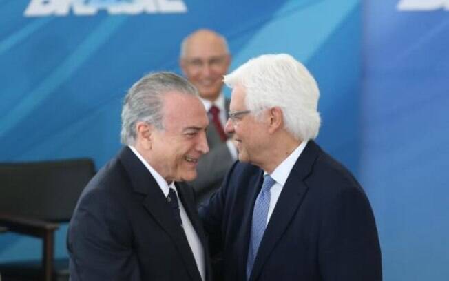 Presidente Michel Temer cumprimenta Moreira  Franco, novo ministro da Secretaria-Geral da  Presidência de República