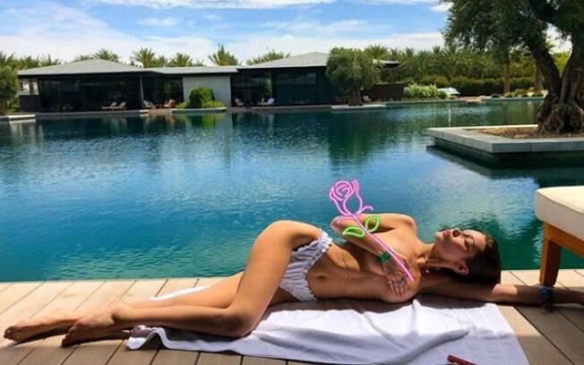 Bella Hadid seduz seus mais de 17 milhões de seguidores no Instagram com foto de topless
