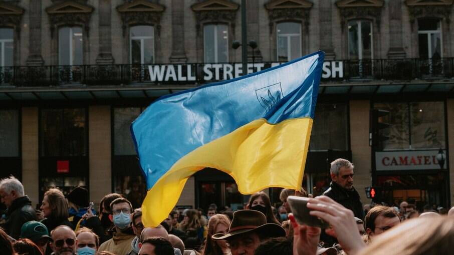 Manifestantes unem vozes em prol da Ucrânia e contra a guerra capitaneada pela Rússia