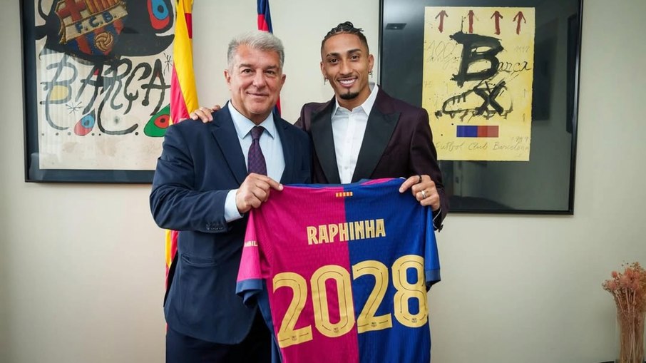 Raphinha e Joan Laporta na renovação de contrato 