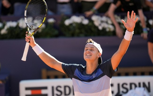 Holger Rune comemora sua vitória sobre Carlos Alcaraz na final do torneio ATP 500 de Barcelona, em 20 de abril de 2025. Holger Rune comemora sua vitória sobre Carlos Alcaraz na final do torneio ATP 500 de Barcelona, em 20 de abril de 2025.