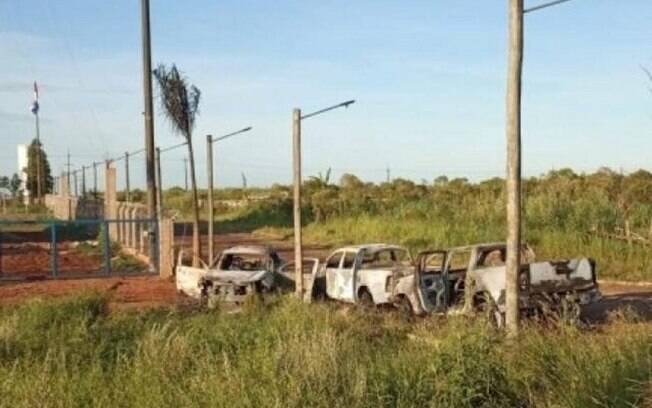 Três caminhonetes foram incendiadas no lado brasileiro da fronteira com o Paraguai, em Ponta Porã