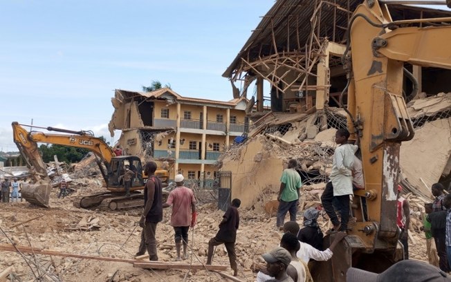 Equipes de resgate usam maquinário pesado na escola que desabou em Jos, no centro da Nigéria, em 12 de julho de 2024