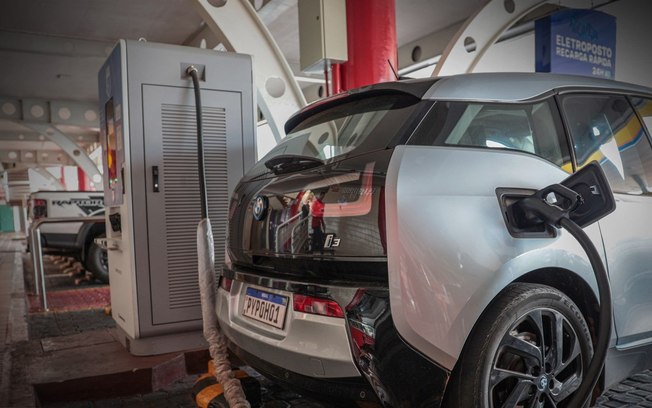Frota de carros elétricos cresce, mas reciclagem de baterias enfrenta desafios