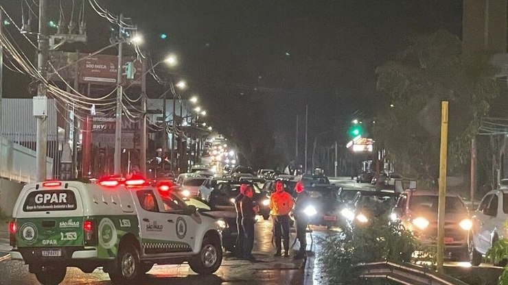 Trânsito é interditado na rotatória do Cristo após forte chuva em São Carlos