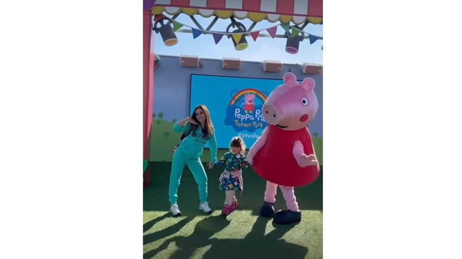 Tata Werneck leva filha para 'conhecer' Peppa Pig