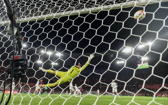 O meio-campista Pedri, do Barcelona, marca o primeiro gol da final da Copa do Rei contra o Real Madrid por 3 a 2 em Sevilha, em 26 de abril de 2025. O meio-campista Pedri, do Barcelona, marca o primeiro gol da final da Copa do Rei contra o Real Madrid por 3 a 2 em Sevilha, em 26 de abril de 2025.