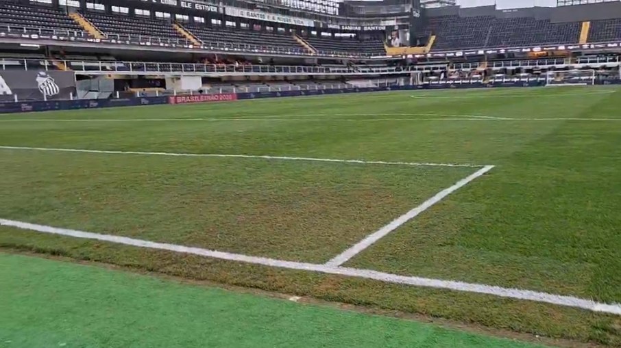 Gramado da Vila Belmiro antes de jogo contra o Palmeiras
