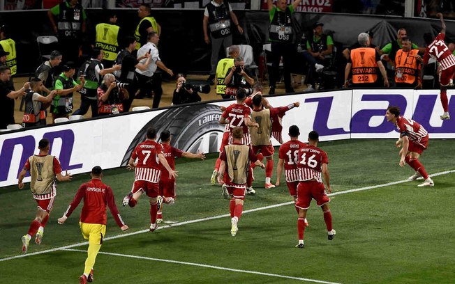 Jogadores do Olympiacos comemoram o gol do título da Liga Conferência - Foto: Theophile Bloudanis/AFP via Getty Images