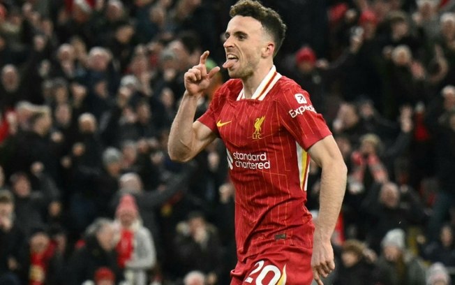 O atacante português do Liverpool, Diogo Jota, comemora seu gol contra o Fulham na 16ª rodada da Premier League, em 14 de dezembro de 2024, em Liverpool