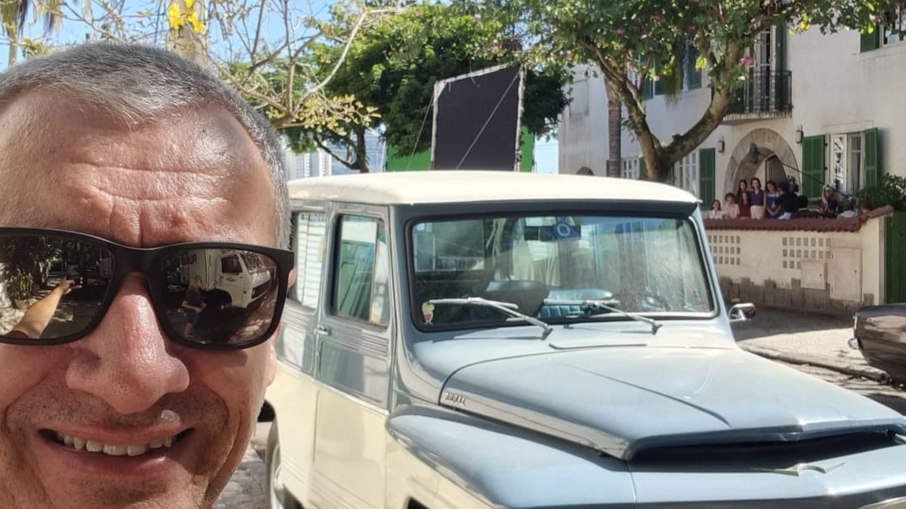 O interesse pelo carro antigo rendeu ao homem uma foto com o elenco do filme. O interesse pelo carro antigo rendeu ao homem uma foto com o elenco do filme.