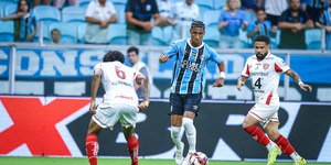 Garçom e incisivo: como foi a estreia de Tetê no Grêmio