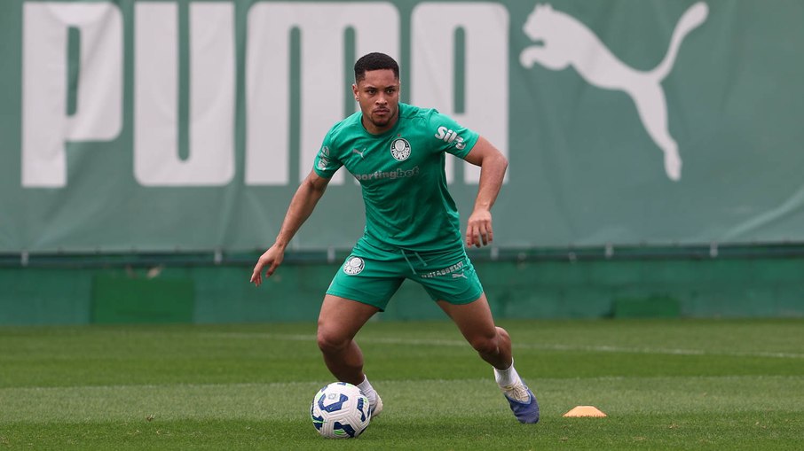 O Palmeiras conta com a pontaria de Vitor Roque para afastar a pressão