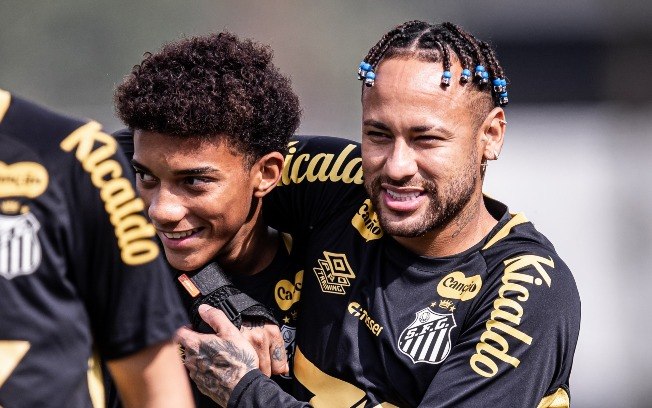 Neymar abraça Robinho Junior: Camisa 10 do Santos marcou duas vezes contra o Juventude