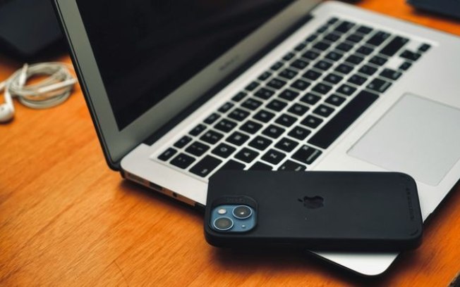 69% dos brasileiros acham que celulares escutam suas conversas, diz pesquisa