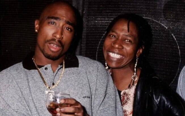Tupac Shakur ao lado da mãe, Afeni Shakur