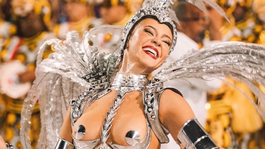 Paolla Oliveira desfilou pela Grande Rio no Carnaval