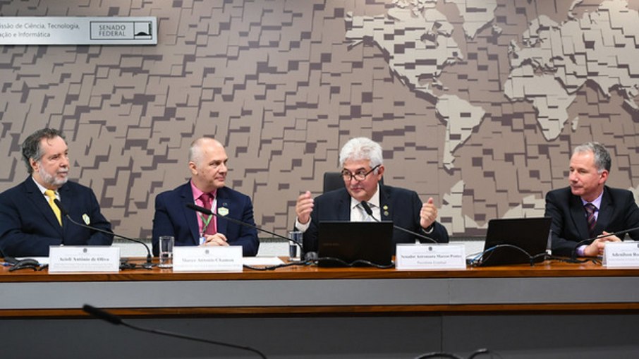 Comissão de Ciência, Tecnologia, Inovação, Comunicação e Informática (CCT) promove audiência pública interativa destinada a discutir o futuro do Programa Espacial Brasileiro (PEB). Mesa: diretor para Atividades Parlamentares do Sindicato dos Servidores Públicos Federais na Área de C&T do Setor Aeroespacial (SindCT), Acioli Antonio de Olivo; presidente da Agência Espacial Brasileira (AEB), Marco Antonio Chamon; presidente eventual da CCT, senador Astronauta Marcos Pontes (PL-SP); diretor substituto do Instituto Nacional de Pesquisas Espaciais (Inpe), Adenilson Roberto da Silva. Via videoconferência: gerente do Departamento de Defesa, Segurança e Alimentos da Financiadora de Estudos e Projetos (FINEP), William Rospendowski Comissão de Ciência, Tecnologia, Inovação, Comunicação e Informática (CCT) promove audiência pública interativa destinada a discutir o futuro do Programa Espacial Brasileiro (PEB). Mesa: diretor para Atividades Parlamentares do Sindicato dos Servidores Públicos Federais na Área de C&T do Setor Aeroespacial (SindCT), Acioli Antonio de Olivo; presidente da Agência Espacial Brasileira (AEB), Marco Antonio Chamon; presidente eventual da CCT, senador Astronauta Marcos Pontes (PL-SP); diretor substituto do Instituto Nacional de Pesquisas Espaciais (Inpe), Adenilson Roberto da Silva. Via videoconferência: gerente do Departamento de Defesa, Segurança e Alimentos da Financiadora de Estudos e Projetos (FINEP), William Rospendowski