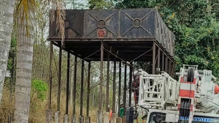 Retirada%20de%20caixa%20d%C3%A1gua%20em%20via%20f%C3%A9rrea%20gera%20protesto