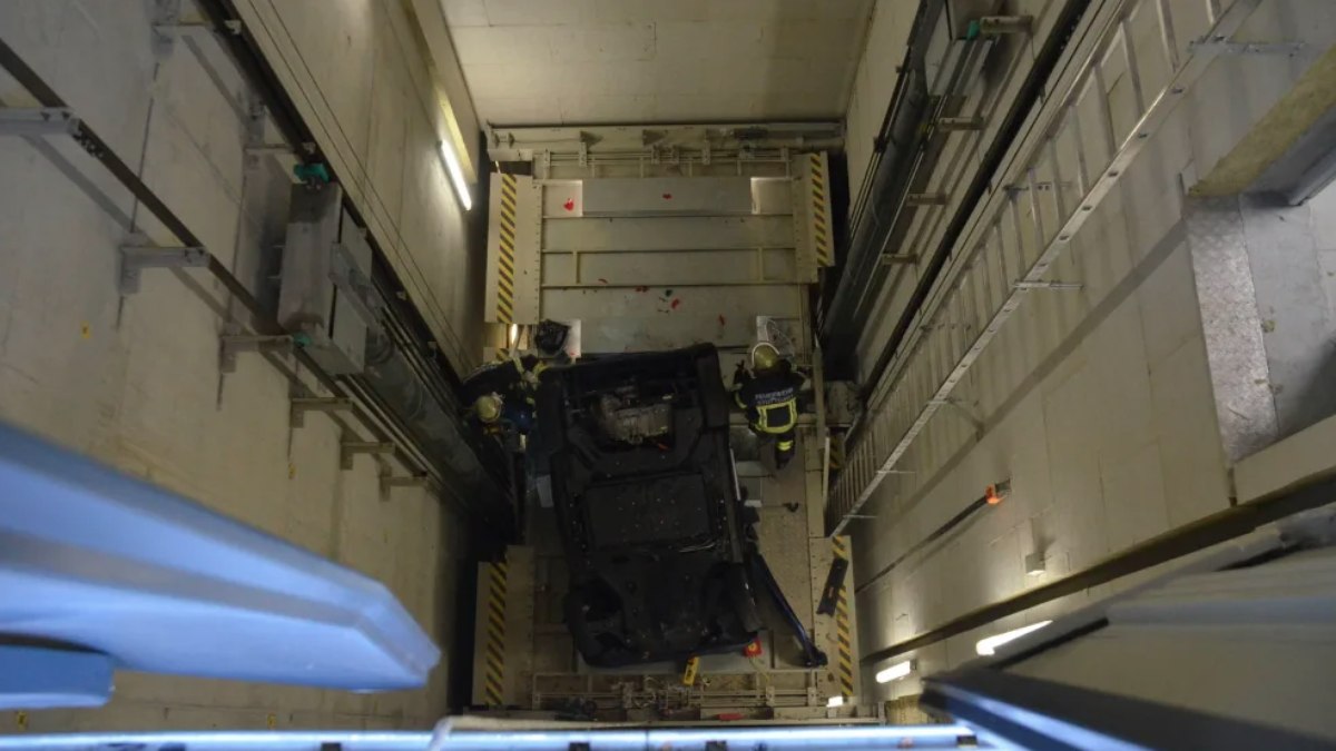 Motorista cai e poço de elevador na Alemanha