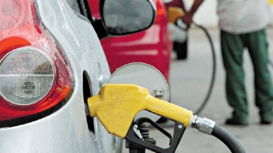 No Réveillon de 2020 para 2021, a gasolina estava custando R$ 4,775. Já neste, o valor chegou a R$ 6,847