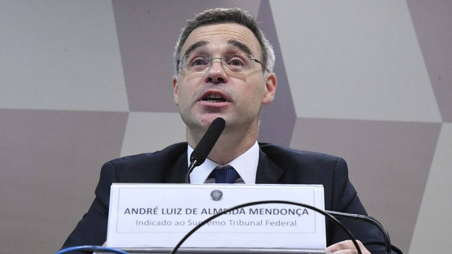 André Luiz de Almeida Mendonça durante sabatina na CCJ
