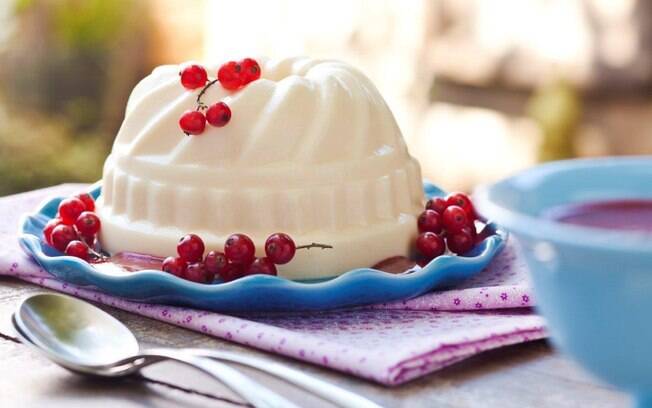 O pudim de iogurte com baunilha e purê de frutas chama atenção pela apresentação atraente e pelo seu sabor. Veja passo a passo