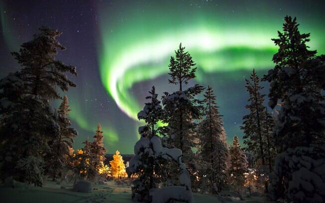 Na Finlândia, a aurora boreal ilumina as noites e transforma a paisagem em uma atração turística por si só