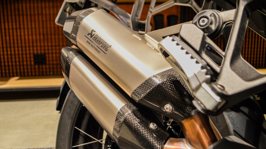Escapamento Akrapovic com duas ponteiras integra o conjunto da aventureira da BMW.