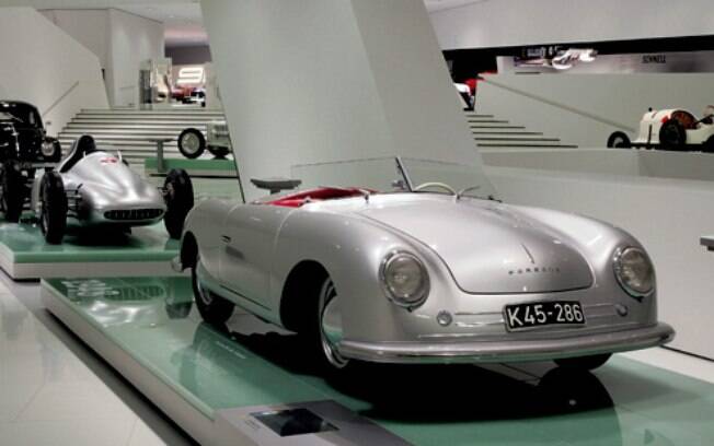 O Museu Porsche está localizado na cidade alemã de Stuttgart, ao lado da fábrica, e reúne o passado e presente da lendária marca