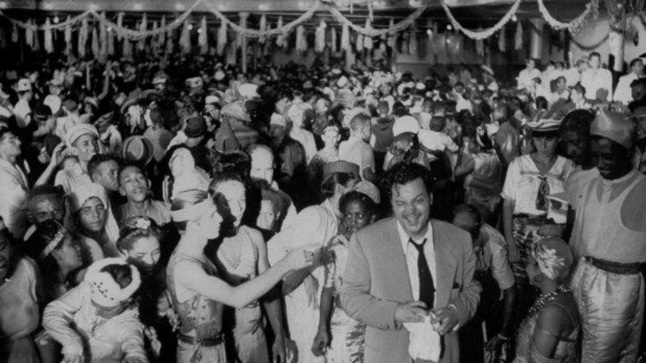 Festa de carnaval no interior do Cassino da Urca, no Rio de Janeiro, durante o período de maior expansão dos cassinos brasileiros. Além dos jogos, esses estabelecimentos funcionavam como gran Festa de carnaval no interior do Cassino da Urca, no Rio de Janeiro, durante o período de maior expansão dos cassinos brasileiros. Além dos jogos, esses estabelecimentos funcionavam como gran