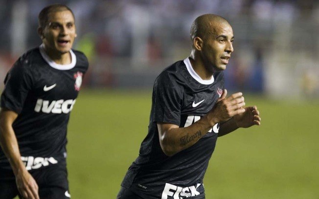 Liberta: Emerson comemora gol sobre o Santos na Vila na semifinal de 2012 Liberta: Emerson comemora gol sobre o Santos na Vila na semifinal de 2012