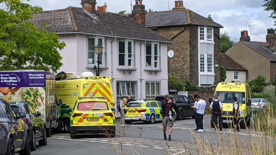 Carro invade escola em Londres e mata uma criança