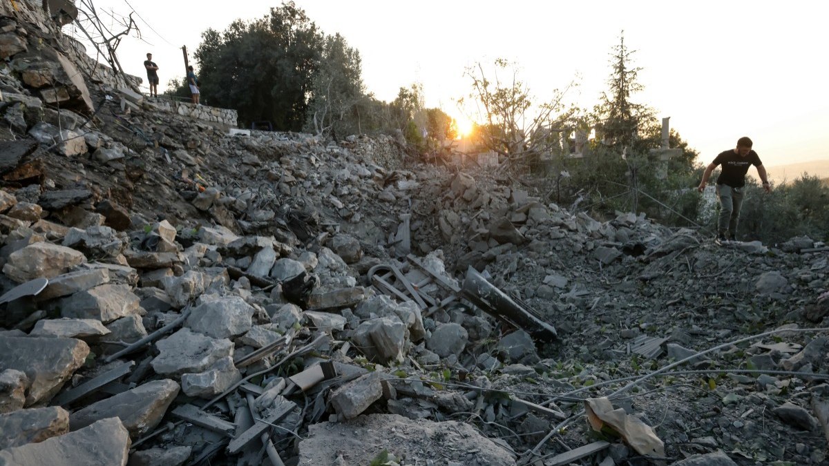 Danos causados por bombardeio israelense em Ras Osta, no Líbano