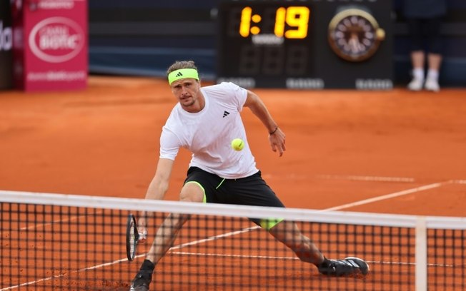 Alexander Zverev durante sua vitória sobre Alexandre Muller na primeira rodada do torneio de Munique, na Alemanha, em 14 de abril de 2025